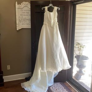 Brand new never been worn wedding dress